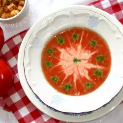 Доматена супа с моцарела и песто