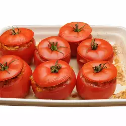 Пълнени доматки с босилек