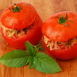 Пълнени доматки със зелен лук