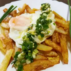 Пържени картофи с яйца и зелен лук