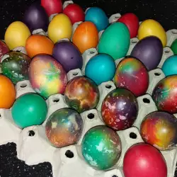 Красиви яйца с кристали и памук