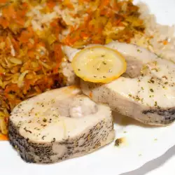 Печено рибно филе с ориз и доматен сос