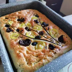 Фокача от спелта с маслини и сушени домати
