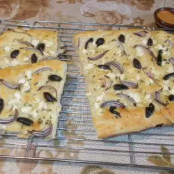 Ароматна фокача със сирене и маслини