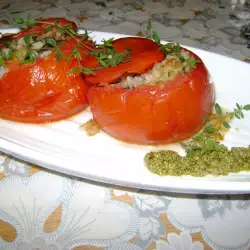 Фарширован домат с ориз и песто