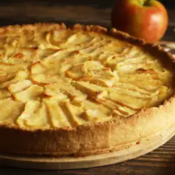 Нежен ябълков пай със сметанов крем
