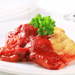 Панирана риба с доматен сос