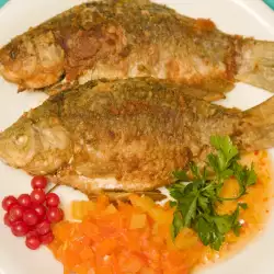 Печена риба с моркови