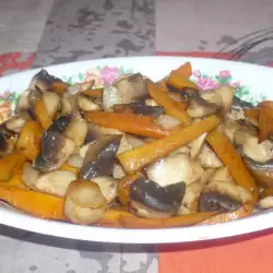 Запържени печурки с моркови и соев сос