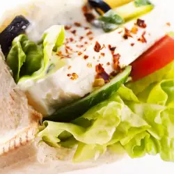 Гръцка салата в питка