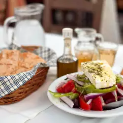 Гръцка салата с печено сирене