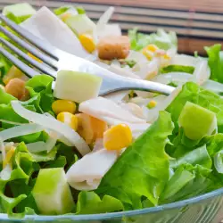 Зелена салата с пилешко и царевица