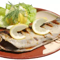 Печена риба с лук