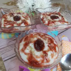 Десерт с ягоди и сладко