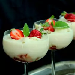 Десерти с прясно мляко и ягоди