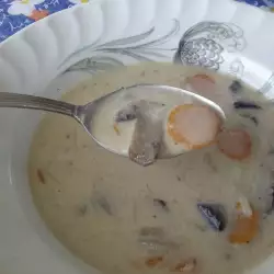 Млечна супа с гъби и моркови