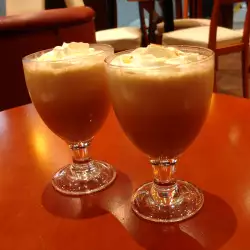 Кадифен коктейл с три вида сладолед
