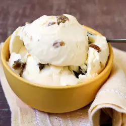 Ромов сладолед със стафиди