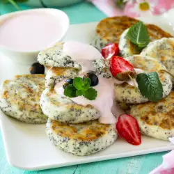 Нежни изварени тиганички с ягодов сос