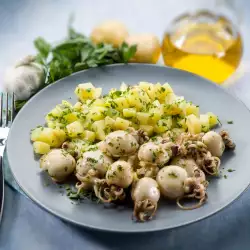 Картофена салата с калмари и краставички