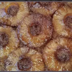 Обърнат карамелен сладкиш с ананас