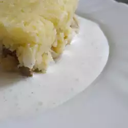 Картофен пай с печурки и течен сос