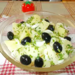 Картофена салата с маслини и лук