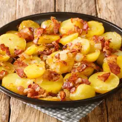 Картофи с бекон и лук