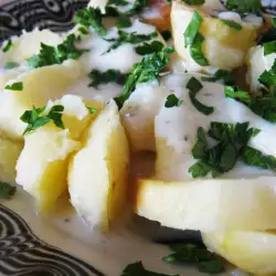 Топла картофена салата с бял сос