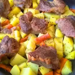 Картофи на фурна с агнешко и моркови