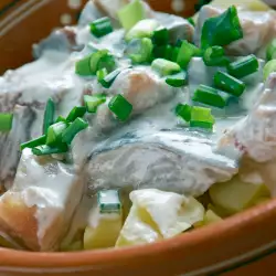 Картофена салата с херинга и млечен сос