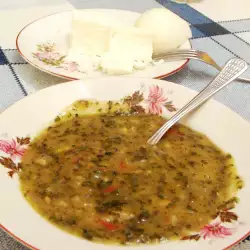 Супа от коприва с жълтъци