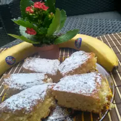 Десерт с банани и пудра захар