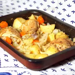 Печено пиле с картофи и моркови