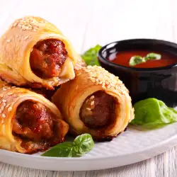 Мини кренвиршки в бутер тесто - готови за 30 минути