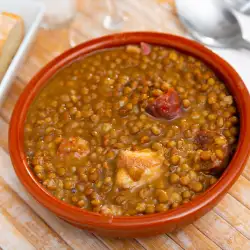 Домашна леща с колбас - топла и засищаща