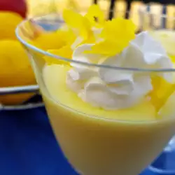 Десерт в чаша с лимони
