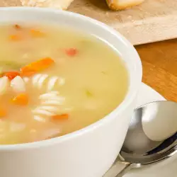 Макаронена супа и картофи