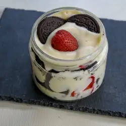 Магнолия с Орео и ягоди - най-лесният десерт