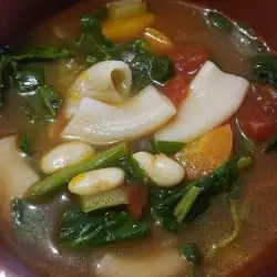 Макаронена супа с боб и спанак