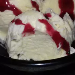 Домашен сладолед със сладко от череши