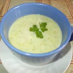Млечна супа с броколи и картофи