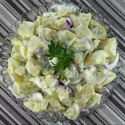 Картофена салата с лук и майонеза