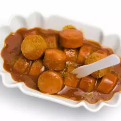 Наденички с къри и доматен сос