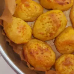 Надупени картофи с подправки