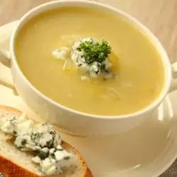 Млечна супа с царевично брашно и сирене