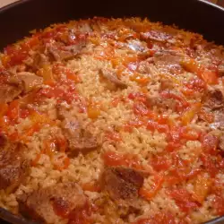 Ориз с домати и свинско на фурна