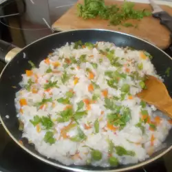Ориз с грах, моркови и къри