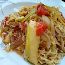 Пържени спагети с тиквички
