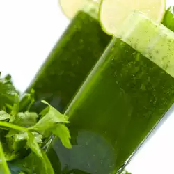 Подмладяващ коктейл от водорасли и зелена салата